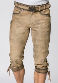 Beige Leder-Shorts mit strukturierter Oberfläche, einem dekorativen Gürtelschnallenverschluss, Seitentaschen und geschnürten Bündchen mit Knöpfen und Bändern.