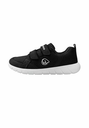 Czarny sneaker z białą podeszwą, dwoma paskami na rzepy i białym logo po boku na białym tle.