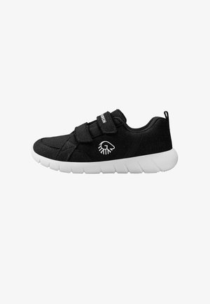 Czarny sneaker z białą podeszwą, dwoma paskami na rzepy i białym logo po boku na białym tle.