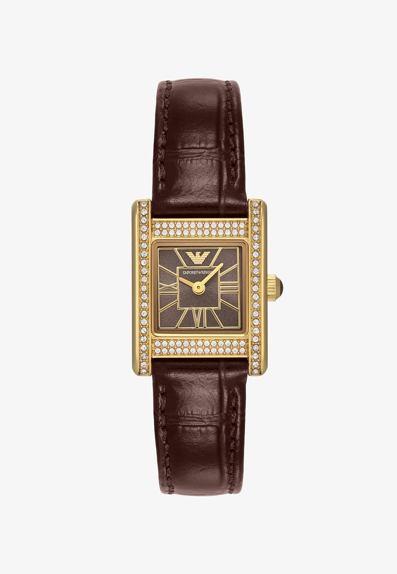 Rechthoekig gouden horloge met een bruine leren band, een met kristallen bezaaide bezel en een bruine wijzerplaat met gouden Romeinse cijfers en wijzers.