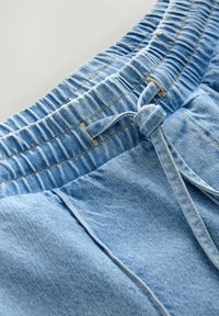 REGULAR FIT PINTUCK WIDE - Jeans a zampa - bleach