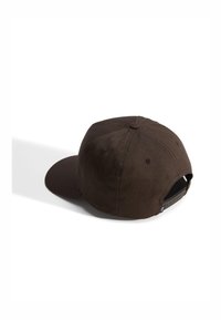Gorra marrón con visera curva, hecha de tela texturizada. Presenta un cierre de snapback y un botón centrado en la parte superior.