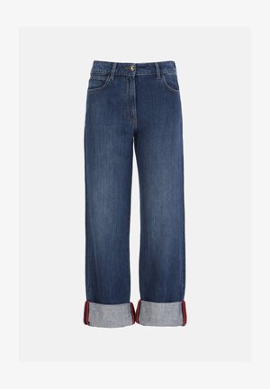 Wijde jeans van donkerblauw denim, met opgerolde pijpen voorzien van rode en grijze sierstiksels. Klassieke sluiting met knoop en rits.