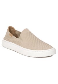 Chaussure beige à enfiler avec une tige en maille texturée, une semelle en caoutchouc blanche et une pièce d'accent couleur fauve sur le côté. Le design est minimaliste et sans coutures.