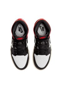 Sneakers Nike con tomaia in pelle nera, punta bianca perforata e accenti rossi. Presentano lacci neri e un collare imbottito.