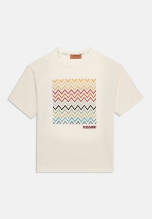 Tricou alb cu mâneci scurte, cu un pătrat cu model zigzag multicolor în față și textul „MISSONI” roșu sub model.