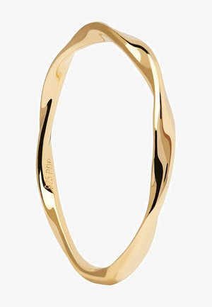 Anello a torsione in tonalità oro con una superficie liscia e riflettente, caratterizzato da un design ondulato e una forma minimalista. Contrassegnato con "925 PDP."