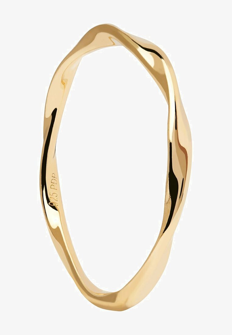 Guldtonet, snoet ring med en glat, reflekterende overflade, der har et bølget design og en minimalistisk form. Mærket med "925 PDP."