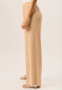 GINI LONDON TEXTURED PULL ON WIDE LEG - Trousers - camel