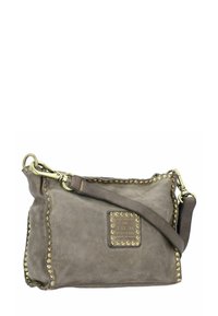 Borsa in pelle grigia con borchie metalliche lungo i bordi, tracolla regolabile e finitura testurizzata. Presenta una placca con il logo su un lato.