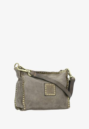 Borsa in pelle grigia con borchie metalliche lungo i bordi, tracolla regolabile e finitura testurizzata. Presenta una placca con il logo su un lato.