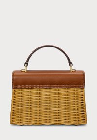 Πλεκτή τσάντα από ψάθα με καφέ δερμάτινο καπάκι και λαβή. Διαθέτει χρυσές μεταλλικές λεπτομέρειες και δομημένο σχήμα. Υφασμάτινη επιφάνεια και κυματιστή βάση.