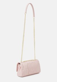 Borsa a tracolla rosa trapuntata con logo in rilievo, dotata di una catena dorata e texture simile alla pelle. Forma rettangolare compatta.