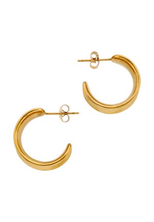 Små, tykke øreringe i guld med stiftlukninger, placeret side om side på en hvid baggrund.