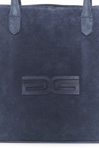 Laivastonsininen mokkanahkainen olkalaukku, jossa on teksturoitu pinta, etuosassa painettu logo ja yhteen sopivat yläkahvat.