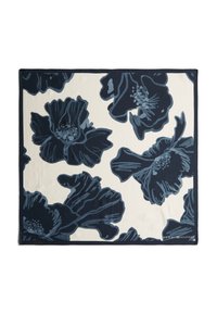 Manta con estampado floral en azul marino oscuro con grandes flores sobre un fondo crema, que presenta un acabado texturizado y un detalle de esquina con marca.