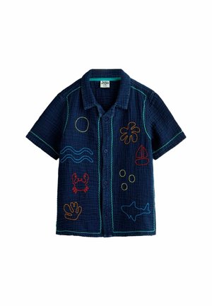 Marineblaue Kurzarm-Hemdst mit bunten, bestickten Meeresthemenmotiven, darunter Krabbe, Hai, Segelboot, Wellen und Korallen.