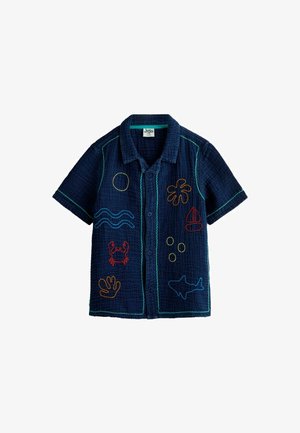 Marineblaue Kurzarm-Hemdst mit bunten, bestickten Meeresthemenmotiven, darunter Krabbe, Hai, Segelboot, Wellen und Korallen.