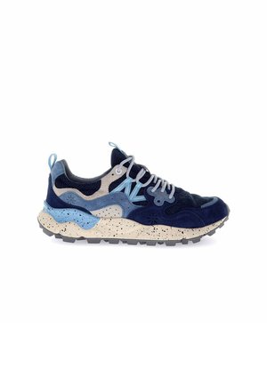 Baskets en suede bleu et marine avec un design texturé, des accents bleus à motifs, des lacets gris clair et une semelle extérieure crème mouchetée.