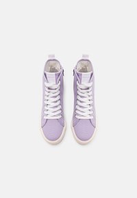 Vysoké tenisky světle fialové barvy z plátna s bílými tkaničkami, texturovaným povrchem a krémovou gumovou podešví, s logem na jazyku.