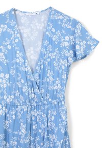 Abito floreale blu realizzato in tessuto leggero. Presenta una profonda scollatura a V, maniche a campana corte e una vita elasticizzata con una gonna fluente.