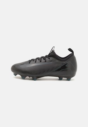 Bota de futebol preta com um design aerodinâmico, parte superior texturizada com linhas sutis, fecho de atacadores e sola com cravos em turquesa.