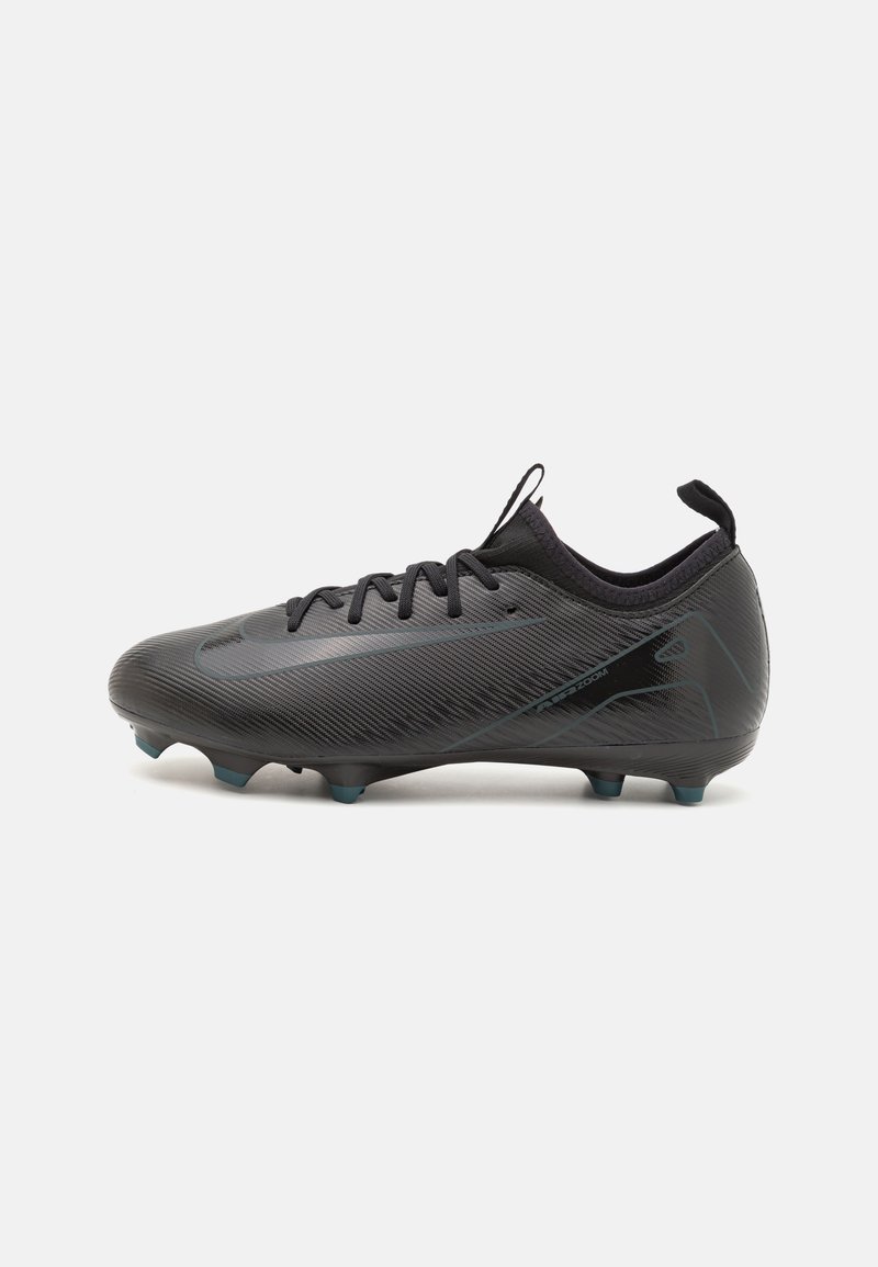 Schwarzer Fußballschuh mit einem schlanken Design, strukturiertem Obermaterial mit dezenten Linien, Schnürverschluss und türkisfarbenen Noppen an der Sohle.