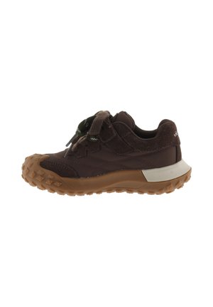 Scarpa da ginnastica per bambini marrone scuro con suola spessa in gomma texturizzata, strap in velcro e lacci, vista laterale su sfondo bianco.