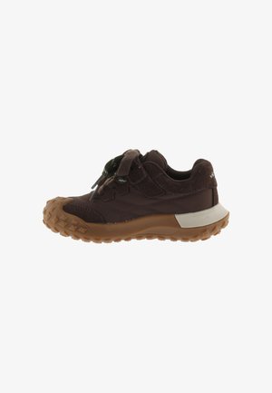Scarpa da ginnastica per bambini marrone scuro con suola spessa in gomma texturizzata, strap in velcro e lacci, vista laterale su sfondo bianco.