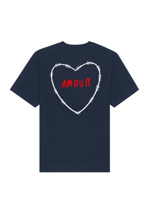 Navyfarbene Baumwoll-T-Shirt mit einer weißen gestickten Herzkontur auf der Rückseite und dem Wort "AMOUR" in fetten roten Buchstaben. Kurze Ärmel.