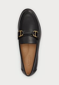 Fekete bőr lófarok cipő sima felülettel, arany színű részlet a felső részen, barna talpbetét, amely perforációkkal készült a légáteresztő képesség érdekében.