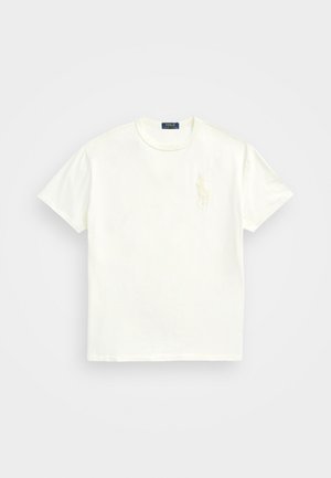 Bijela pamučna majica s okruglim izrezom, kratkim rukavima i suptilnim izvezenim logom konja na lijevoj strani prsnog područja. Glatka tekstura.