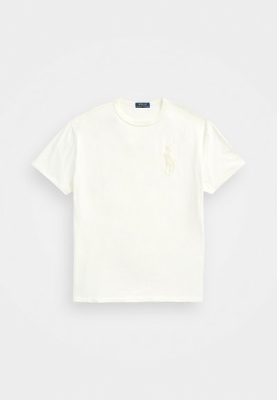Biely bavlnený tričko s okrúhlym výstrihom, krátkymi rukávmi a nenápadným vyšívaným logom koňa na ľavej hrudi. Hladká textúra.