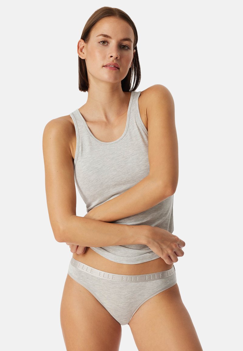 Camiseta sin mangas gris y ropa interior bikini a juego hecha de tela suave. La camiseta tiene tirantes anchos y un escote redondeado. La ropa interior presenta una cintura elástica texturizada.