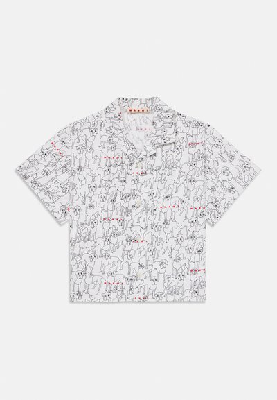 Īsām piedurkņu krekls, kas izgatavots no baltas šķiedras, ar melniem zīmējumiem suņiem un sarkaniem akcentiem. Ietver iegriezto apkakli un pogu aizdari.