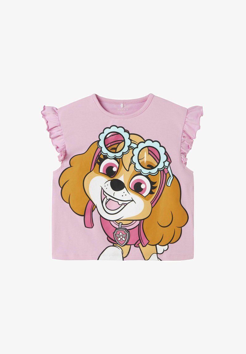 Różowa koszulka z krótkim rękawem z falbaniastymi rękawami, na której znajduje się nadruk kolorowego psa w okularach przeciwsłonecznych i kamizelce.