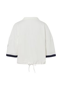 Top blanc court avec col polo, doté de manches courtes avec des accents marine et d'un ourlet à cordon à l'arrière. Texture lisse.