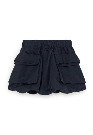 Tamsiai mėlynos šortai su plačia elastine juosmens juosta ir didelėmis krovinių kišenėmis abiejose pusėse, pasižyminčios laisvu, šiek tiek pūstu dizainu.