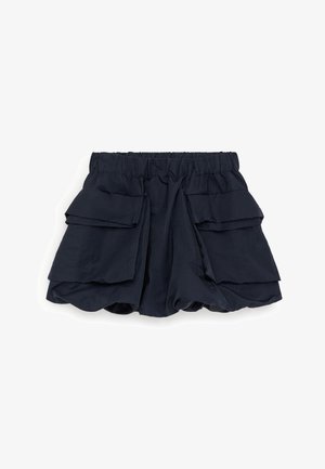 Laivastonsiniset shortsit, joissa leveä joustava vyötärönauha ja suuret cargo-taskut molemmilla puolilla, löysällä, hieman pullistuneella designilla.