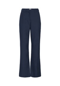 Pantalon bleu marine avec une coupe évasée, fabriqué en tissu lisse. Il comporte une fermeture éclair à l'avant, des passants pour ceinture et des poches latérales discrètes.