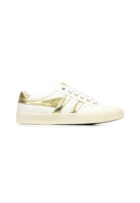 Sneakers bianchi con accenti metallici dorati. Caratteristiche includono una tomaia liscia, punta arrotondata e suola in gomma testurizzata. Sei occhielli per i lacci visibili.
