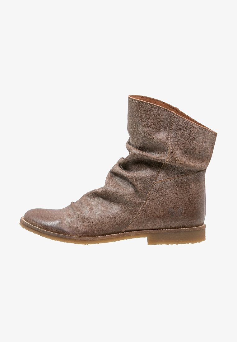 Bottine en cuir marron avec tige froissée et semelle en caoutchouc plate, vue de côté sur fond blanc.