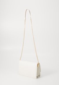 Bolsa de couro branca com um design estruturado, apresentando uma alça de corrente dourada e um fecho com aba. Textura suave, estilo minimalista.