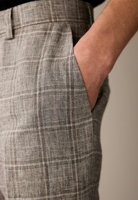 Next TAILORED REGULAR FIT LINEN CHECK - Anzughose - neutral