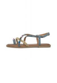 Flat sandalen met een blauwe stoffen bovenkant, kleurrijke gevlochten accenten, een bruine zool en decoratieve gouden studs langs de rand.