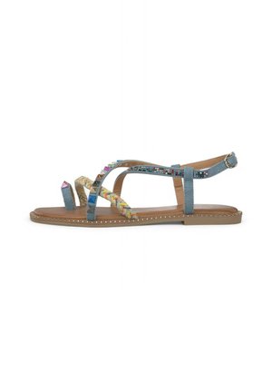 Flat sandalen met een blauwe stoffen bovenkant, kleurrijke gevlochten accenten, een bruine zool en decoratieve gouden studs langs de rand.