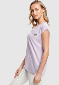 Merchcode LIFE EXTENDED SHOULDER  - T-shirts print - lilac