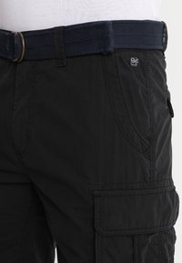 Shorts cargo noirs en tissu texturé, dotés de plusieurs poches, d'une poche zippée sur le côté et d'une ceinture tissée bleu marine.