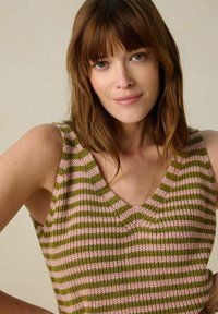 Débardeur en tricot avec un design en V, présentant des rayures alternées rose et verte. Texture légère, sans manches et coupe décontractée.