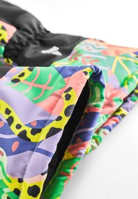 Vêtements d'extérieur multicolores avec des motifs abstraits vibrants en vert, rose et violet, dotés d'une doublure noire contrastante et d'accents élastiques.